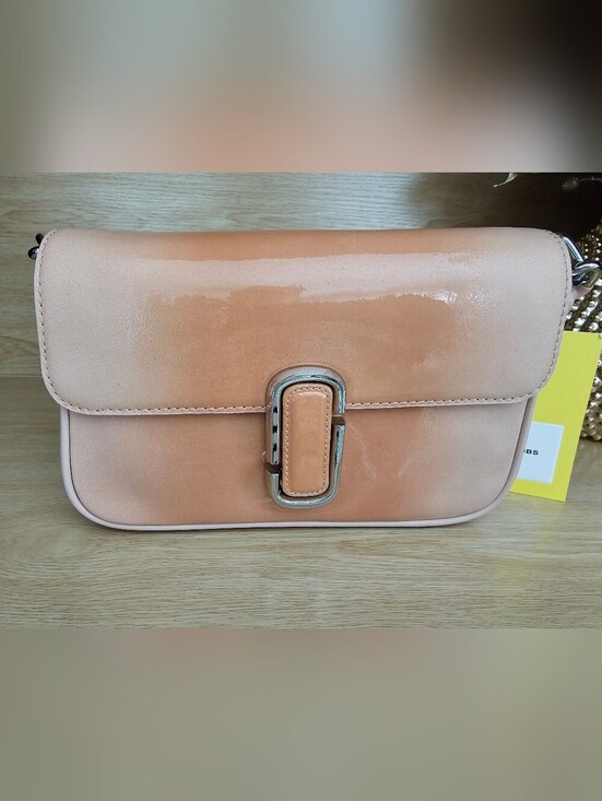 Marc Jacobs Handbags - Marc Jacobs The leather shoulder Bag.